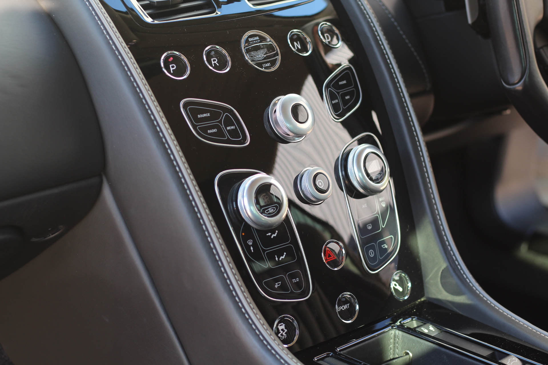 2016 (16) Aston Martin DB9 5.9 GT Touchtronic II 2dr