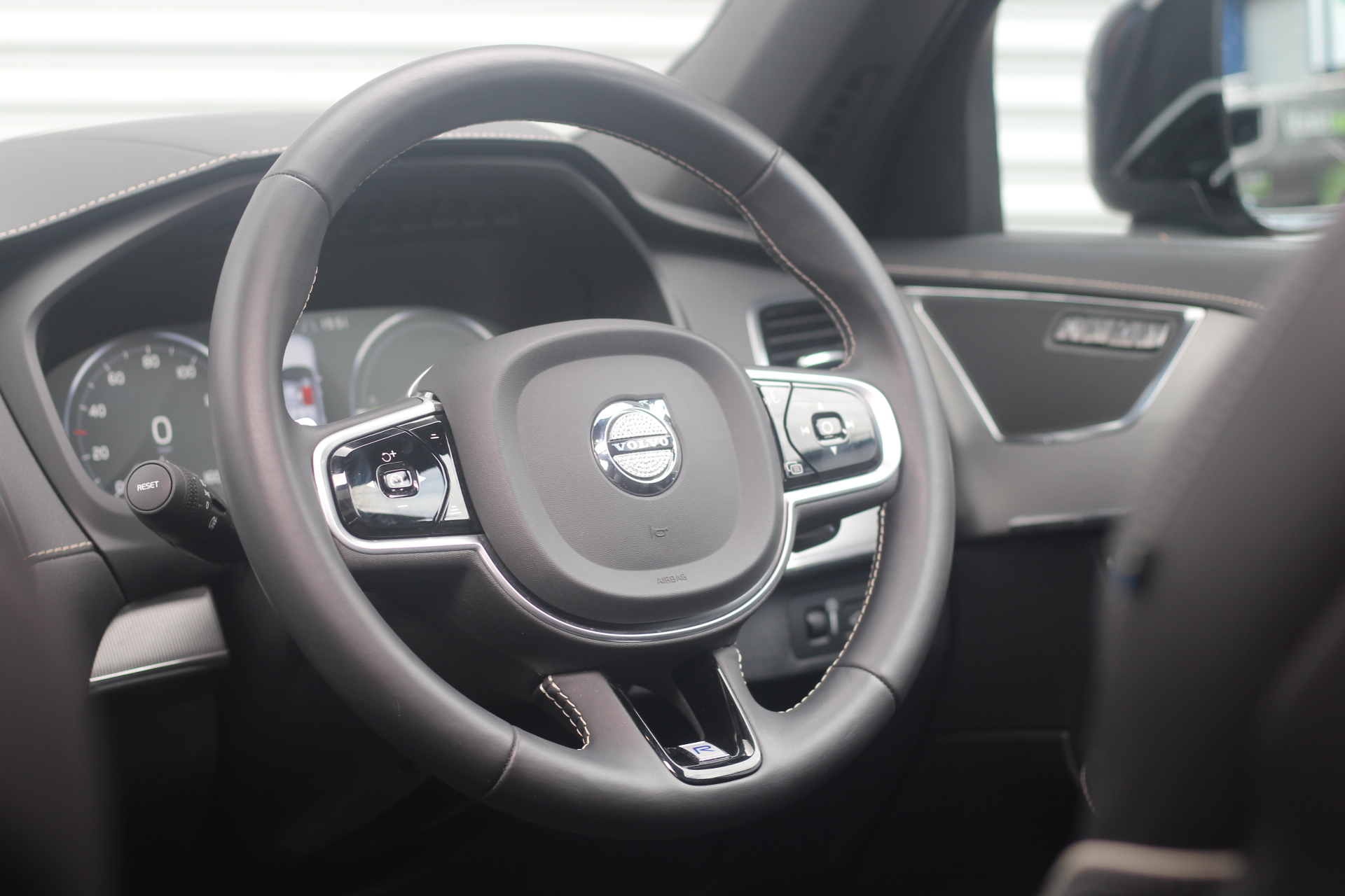 2019 (69) Volvo XC90 2.0h T8 Twin Engine 11.6kWh R-Design Pro Auto 4WD (s/s) 5dr