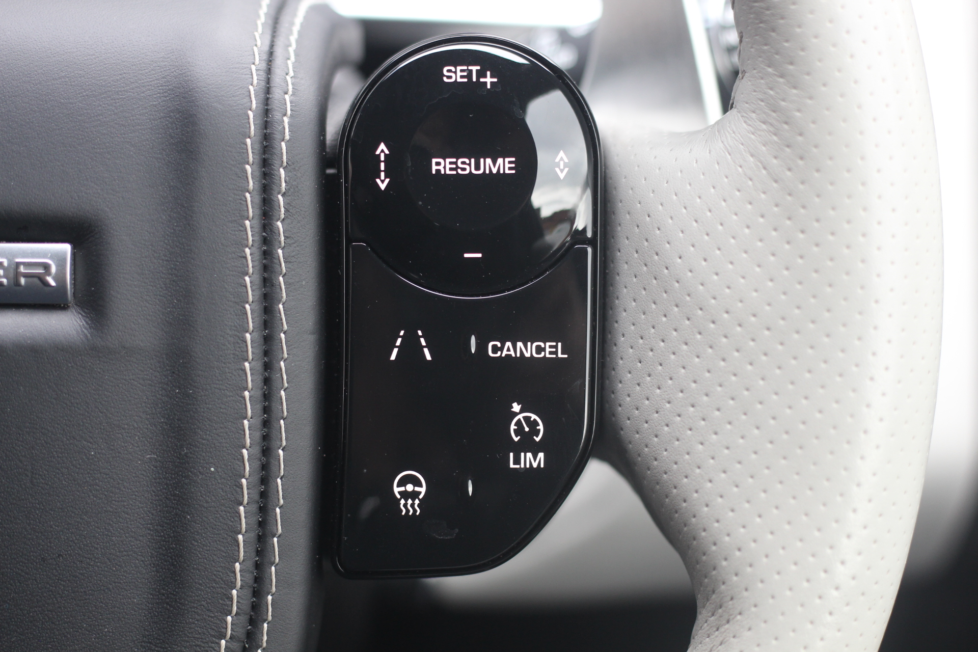 2020 (20) Land Rover Range Rover Sport 5.0 P575 V8 SVR Auto 4WD Euro 6 (s/s) 5dr