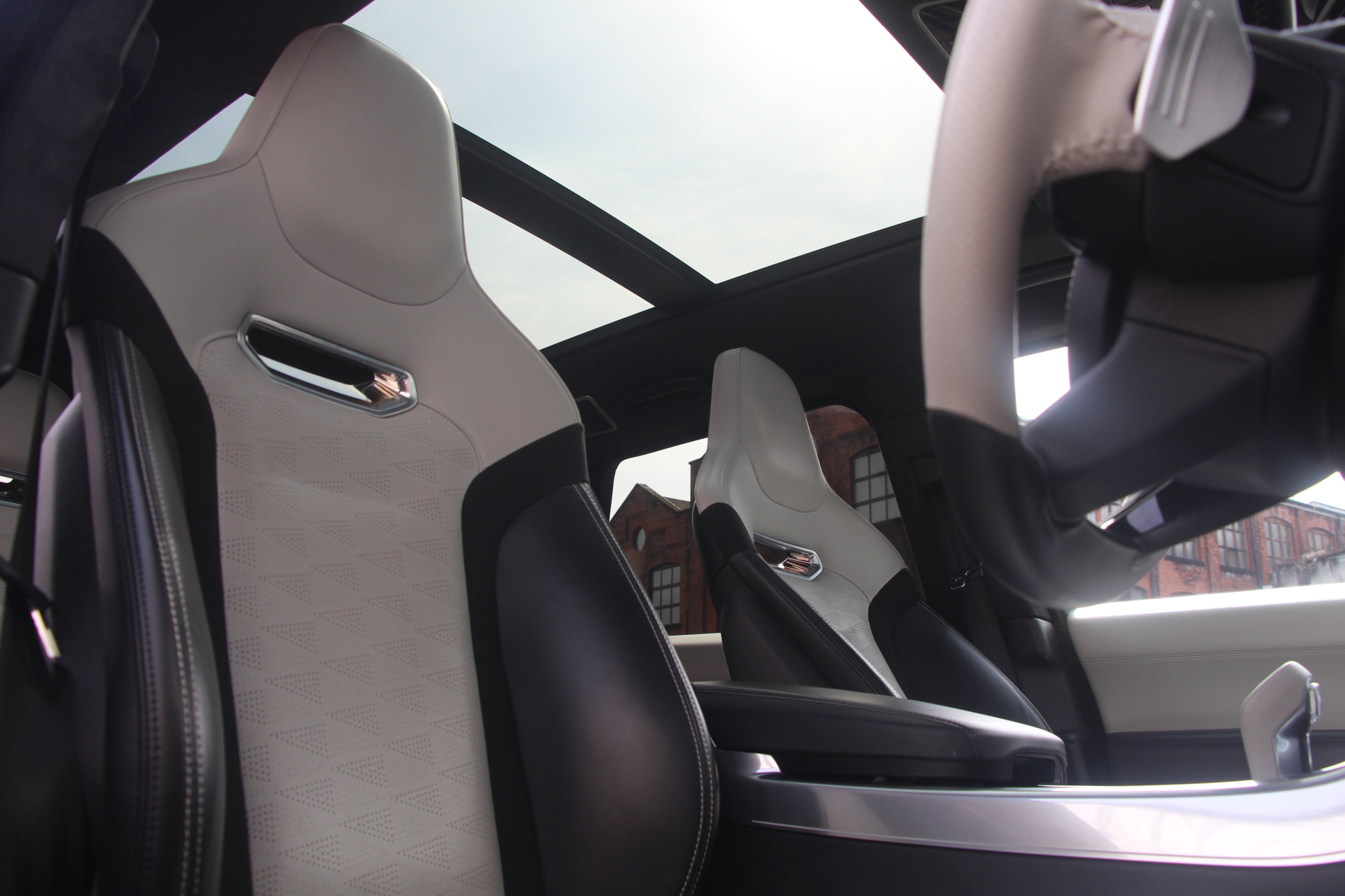 2020 (20) Land Rover Range Rover Sport 5.0 P575 V8 SVR Auto 4WD Euro 6 (s/s) 5dr